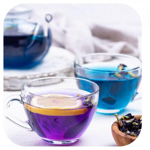 Malvenblüten blau im Glas